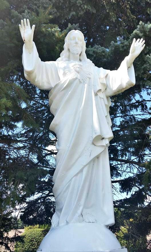 Jesussacredheartstatue1.jpg